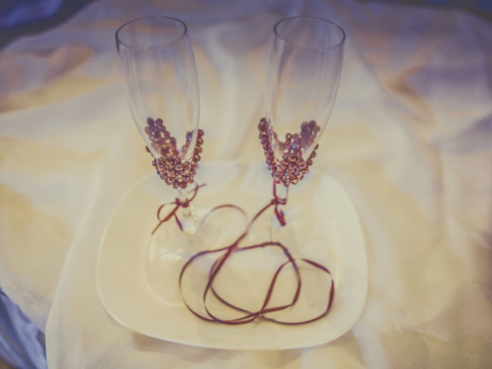 dwie lampki do szampana będące elementem imprezy jaką jest zabawa karnawałowa w restauracji rosa